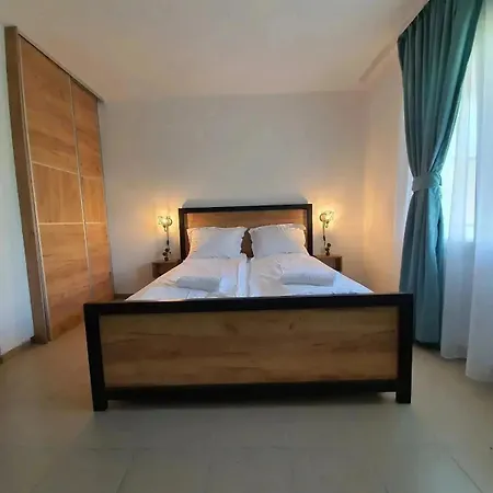 Naumovi 2 *